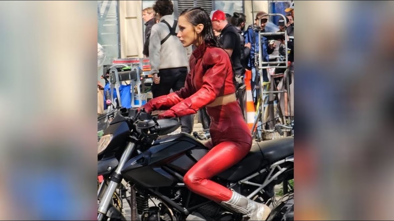 Model heizt Paris mit rotem Latexanzug ein