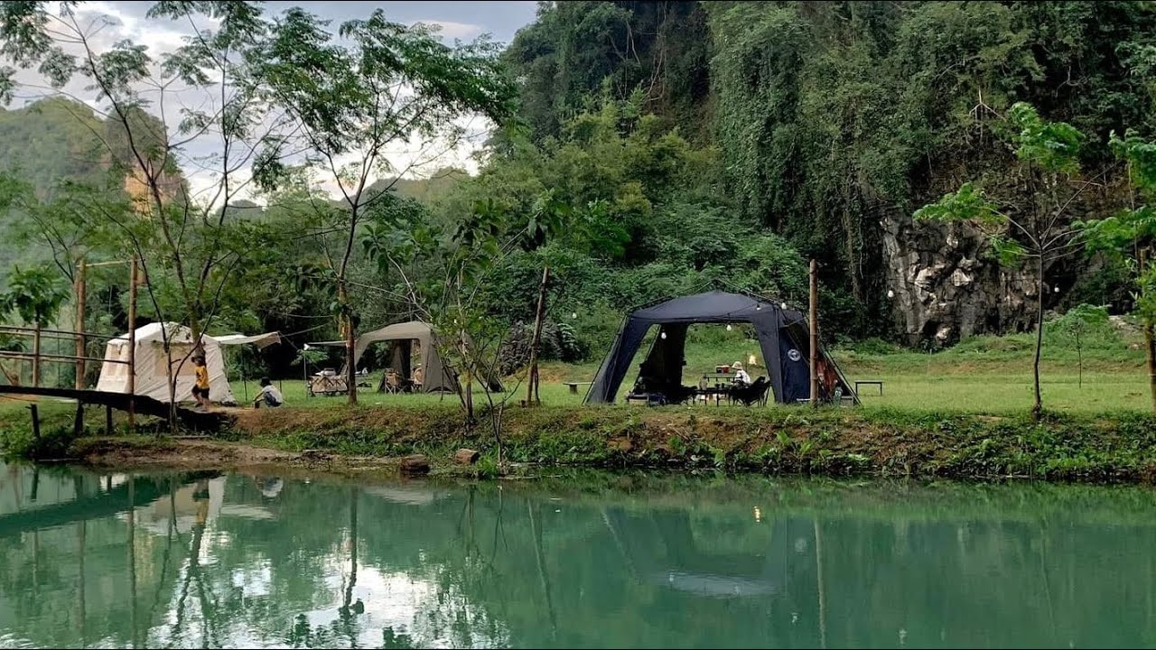 Cắm trại bên suối xanh ngọc bích . Cosy Camping by the jade stream