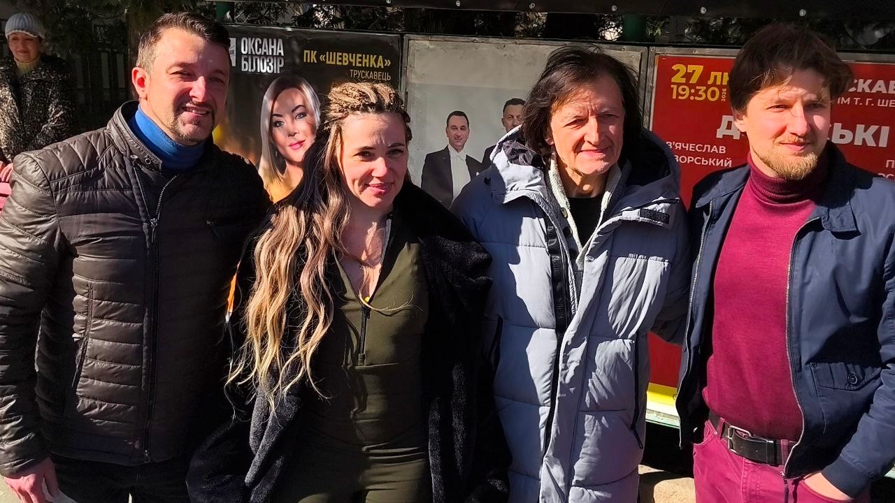 Легендарний Павло Дворський з синами наживо співає Стожари і Писанку на вулиці у Трускавці