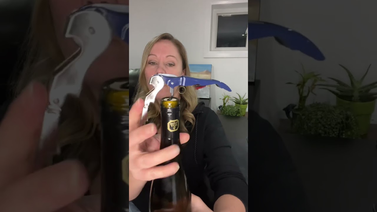 How to use a waiter&rsquo;s corkscrew to open a bottle of wine