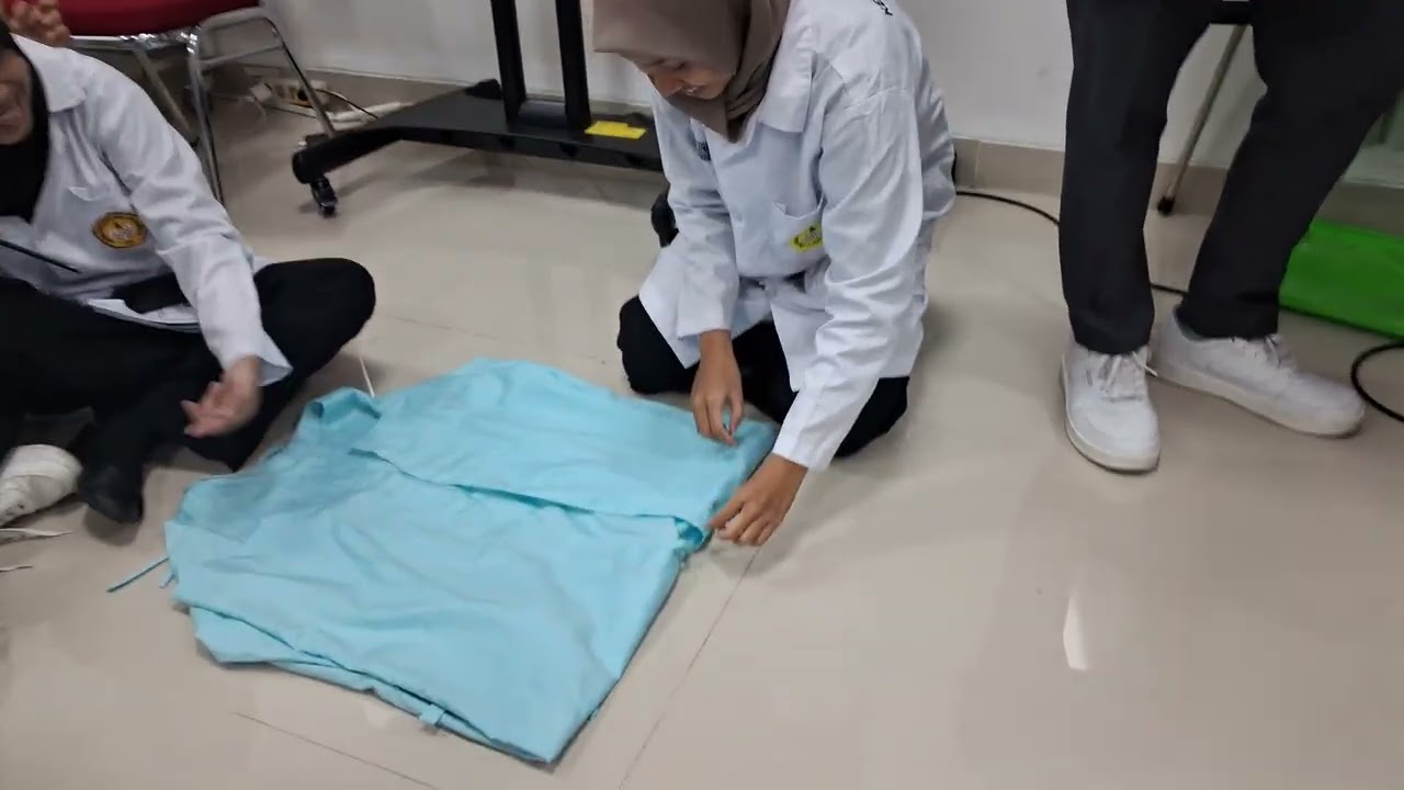 TAHAPAN MELIPAT SURGICAL GOWN (BAJU STERIL)