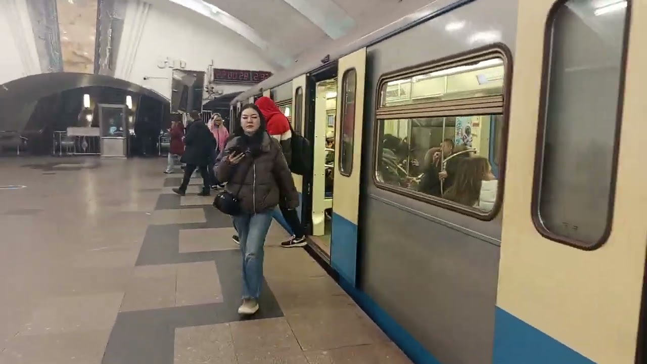 Прибытие и отправление поезда Ока на станции Южная 20.12 2025