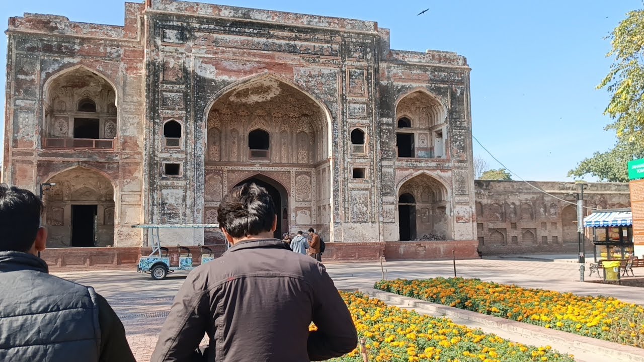 Minare Pakistan per Rashtra Patang Baji ka