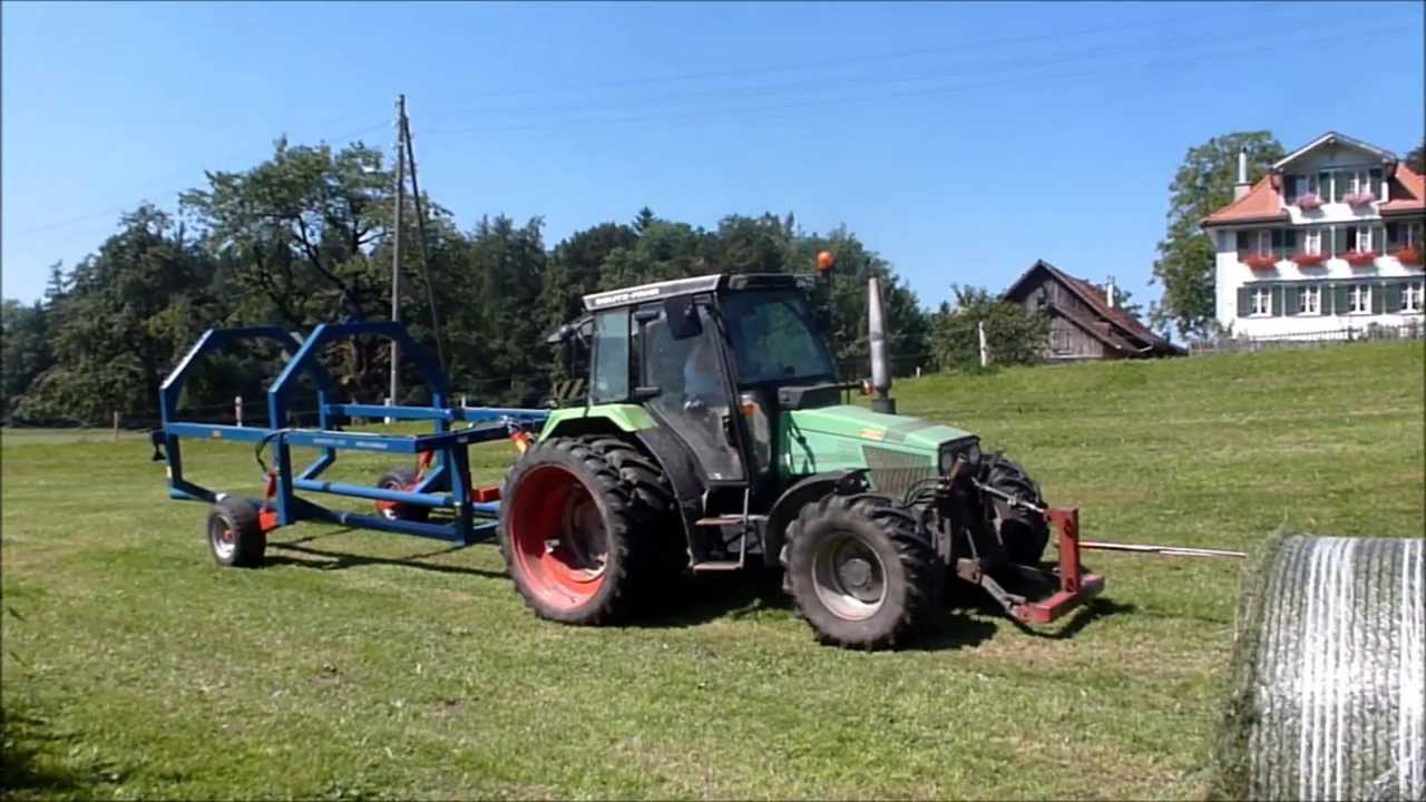 Siloballen einsammeln mit Rundballen-Sammelwagen