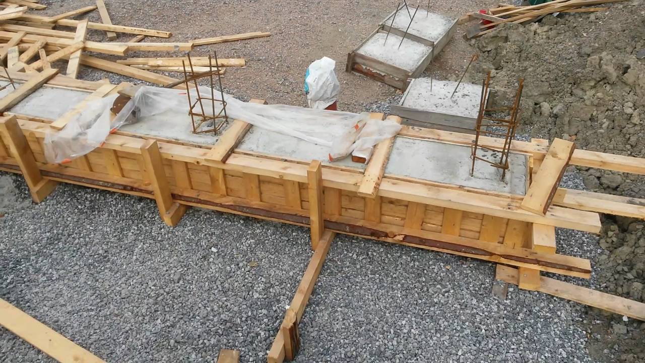 11.7.2016 Sokkelipalkkien laudoitus purettu ja pesty painepesurilla.