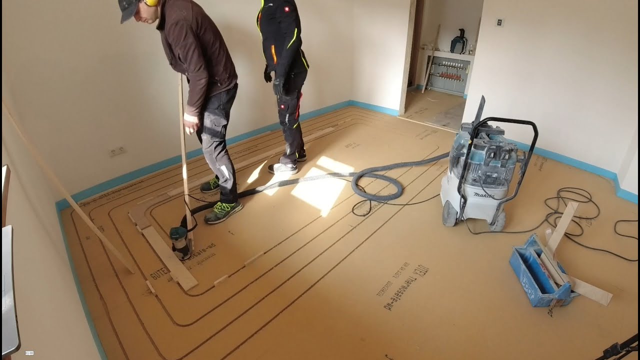 20230304 Fußbodenheizung in Holzweichfaser fräsen, Wärmeleitbleche und Alu Verbundrohre verlegen