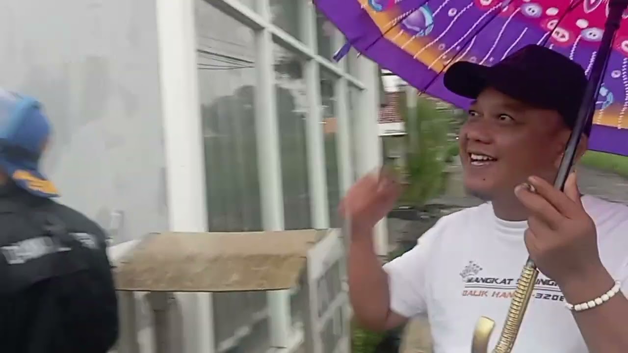 Damkar Kuningan Lagi,,, Evakuasi kucing di atap rumah #viral #videoreal #kuningannew #damkarhits