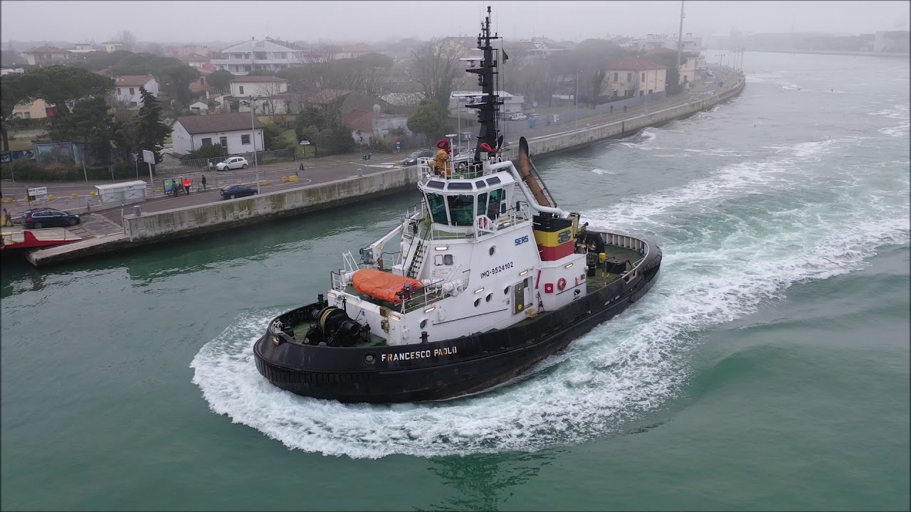 Rimorchiatore a Marina di Ravenna - Tugboat in Marina di Ravenna