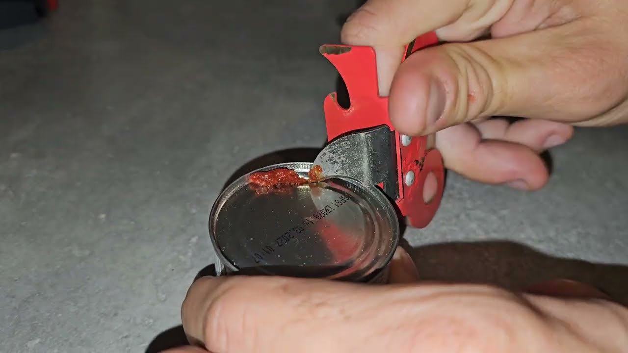 Comment ouvrir une bo&icirc;te de conserve avec un ouvre bo&icirc;te 