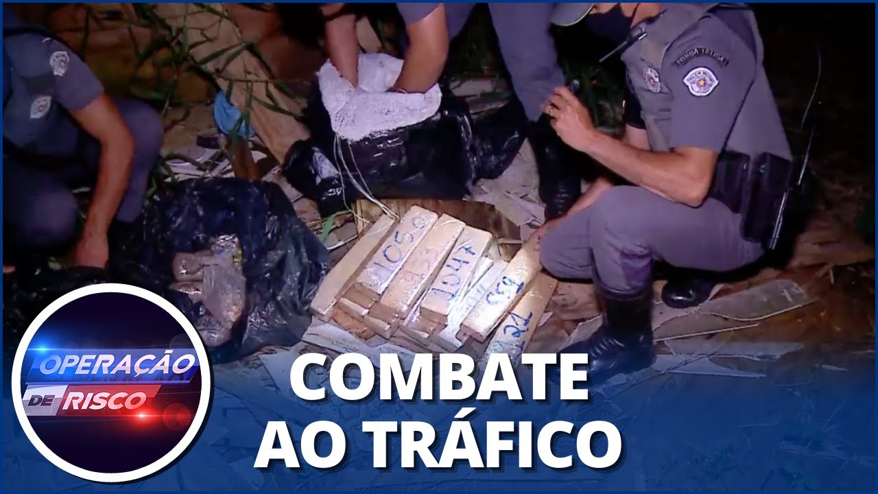 Cão policial encontra saco com grande quantidade de drogas em terreno