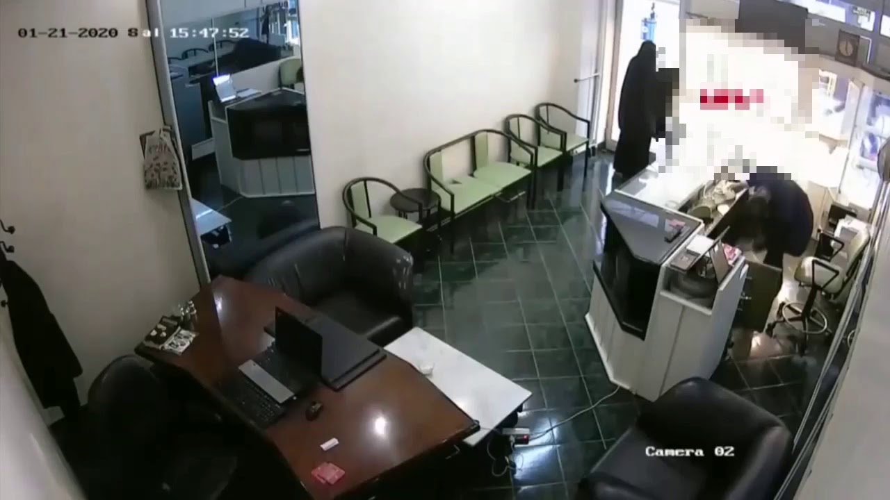 متنكراً بلباس امرأة ، لص مسلح يحاول سرقة محل مجوهرات ولكنه تفاجئ بشجاعة صاحب المحل👉شاهد