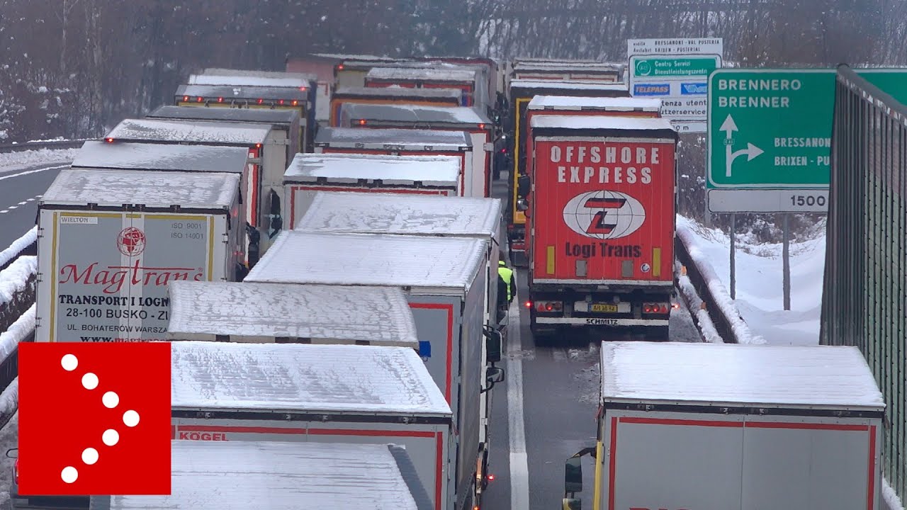 Autobrennero paralizzata per valanga e caos neve, colonna di tir all'altezza di Varna