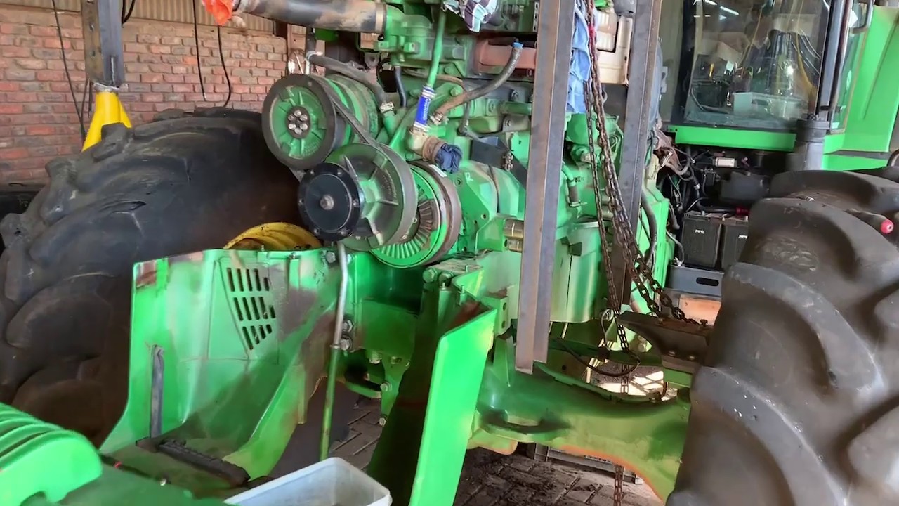 John Deere 8430 : lifting the engine off
