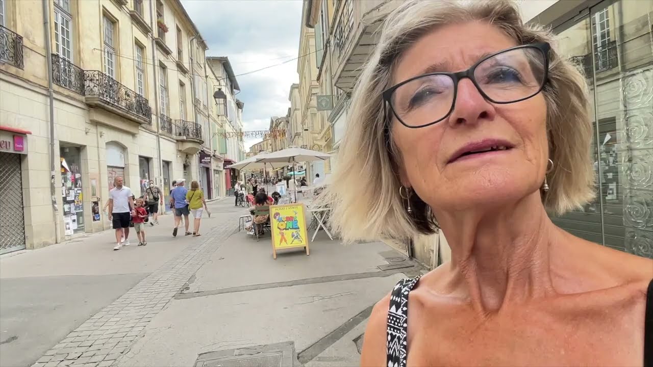Quatorze juillet,  sitecode: 50247 en de stad Arles  bekijken 👏 #2021-085