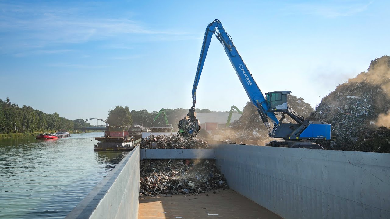 Schrottverladung am Mittellandkanal bei Kohl Recycling in Bramsche mit dem Fuchs MHL 375 HD