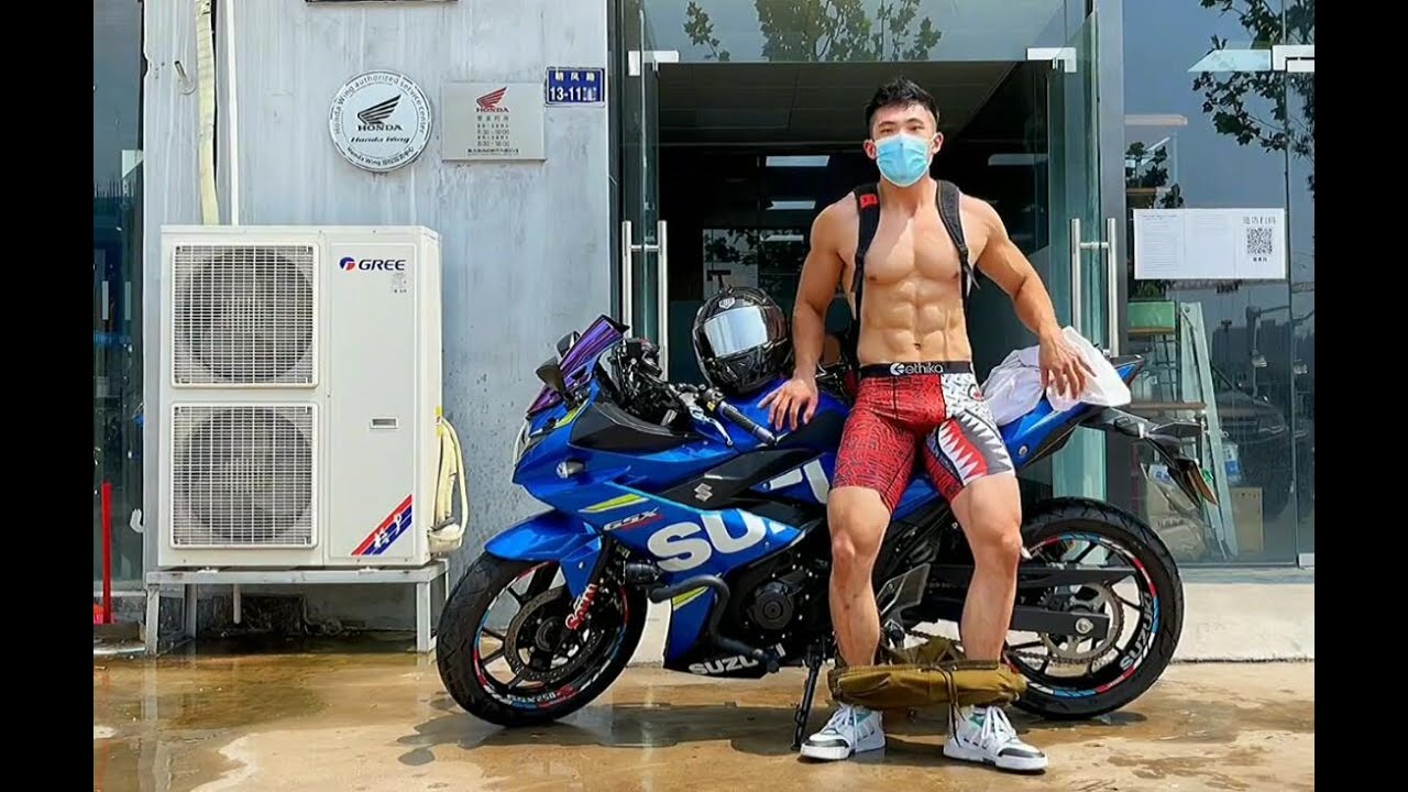 Muscle men's washing motorcycle 肌肉男洗摩托