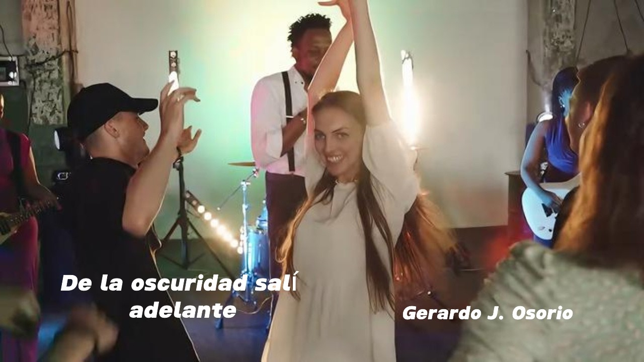 DE LA OSCURIDAD SALÍ ADELANTE