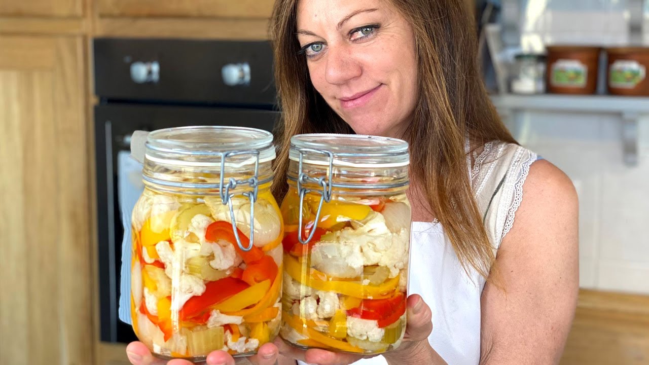Giardiniera Fatta in Casa: Ricetta Facile Per i Tuoi Piatti Estivi / La Prepari in 12 minuti