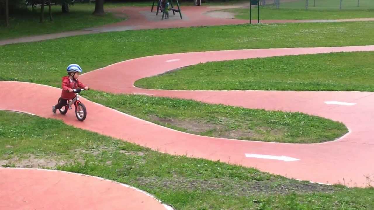 rowerek biegowy likeabike jumper zjazd z gorki
