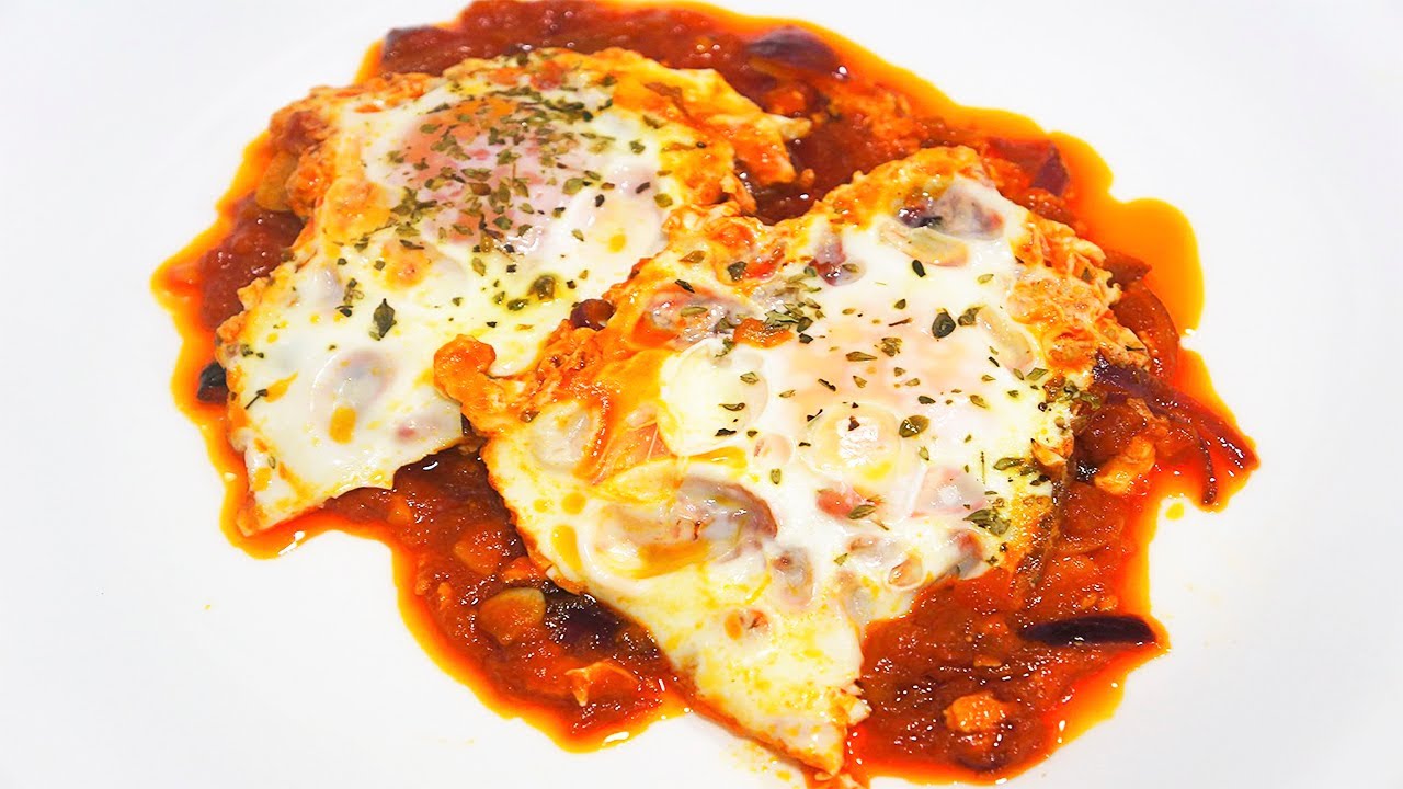 Huevos escalfados con tomate frito