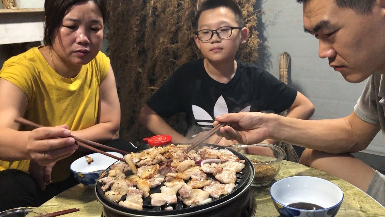 【食味阿远】阿远请小姑吃烤肉，准备的五花肉、牛肉，吃完烤肉接着吃虾 | Shi Wei A Yuan