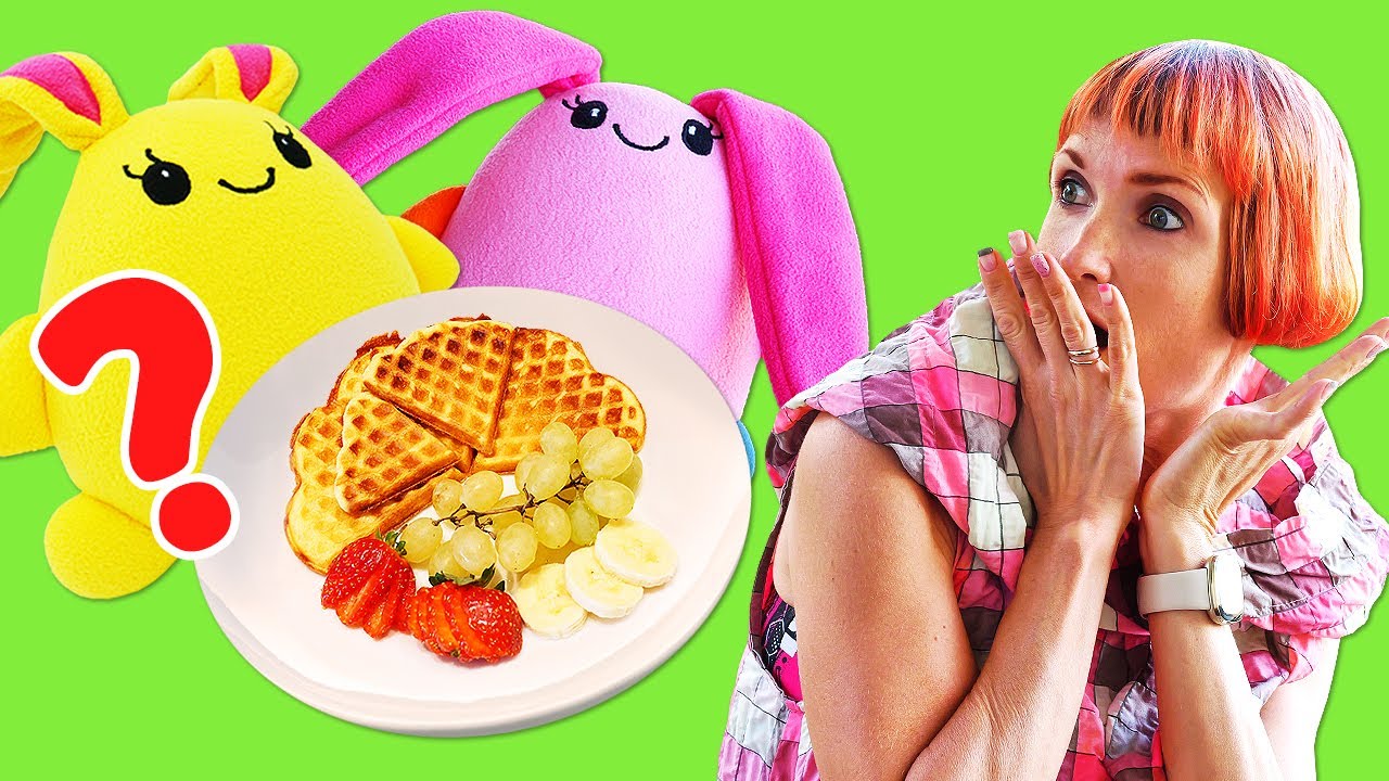 Lucky turned out pink?! Cooking waffles with toys for kids | Mommy for Lucky show for kids