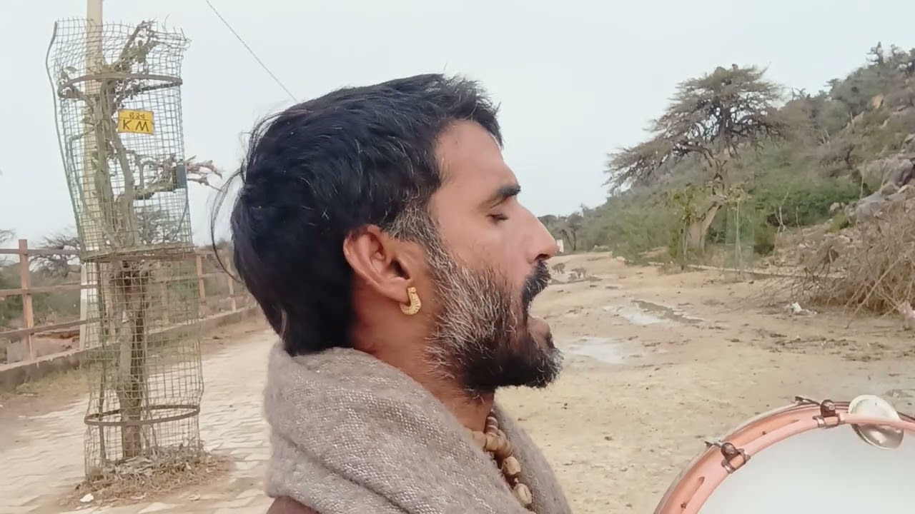 नख पर रखकर  श्री गिरिराज नाम गिरिधारी पायौ है ।। Nakh par rakhakar Shri giriraj.