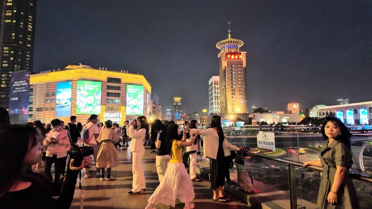 Walking Through Lujiazui at Night: Discovery Shanghai’s Sparkling Skyline Unveiled