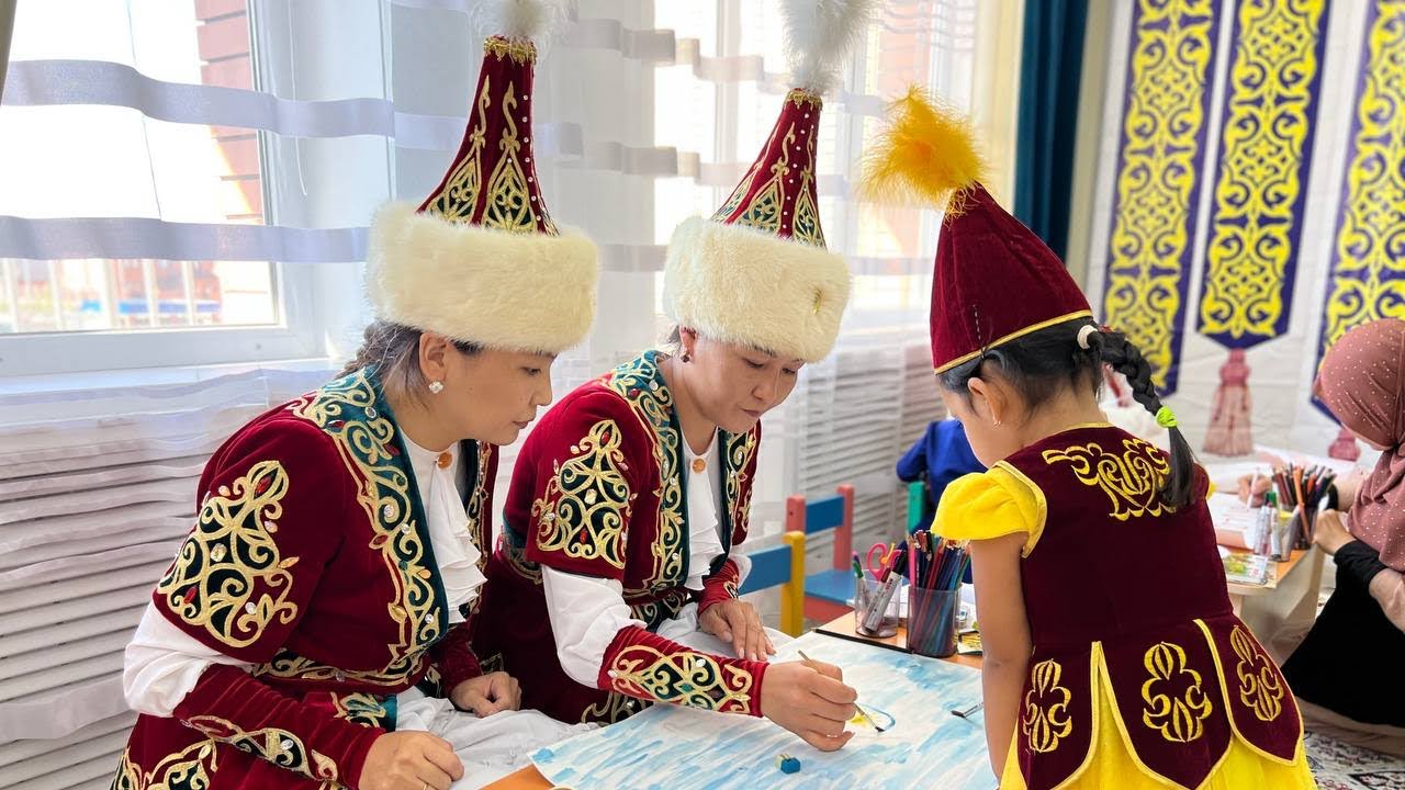 22 қыркүйек “Тілдер күні” мерекесі. Ересек топ балалары мен ата-аналар арасындағы мерекелік сайыс