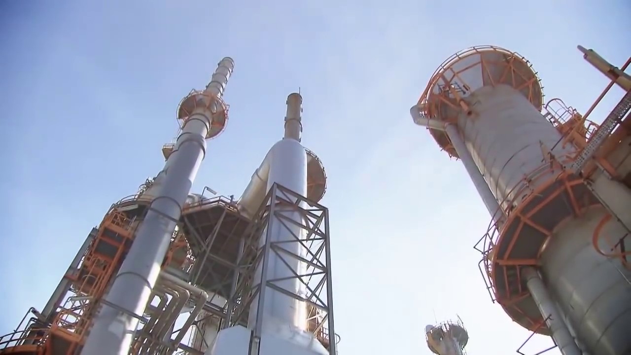 How does an oil refinery work.