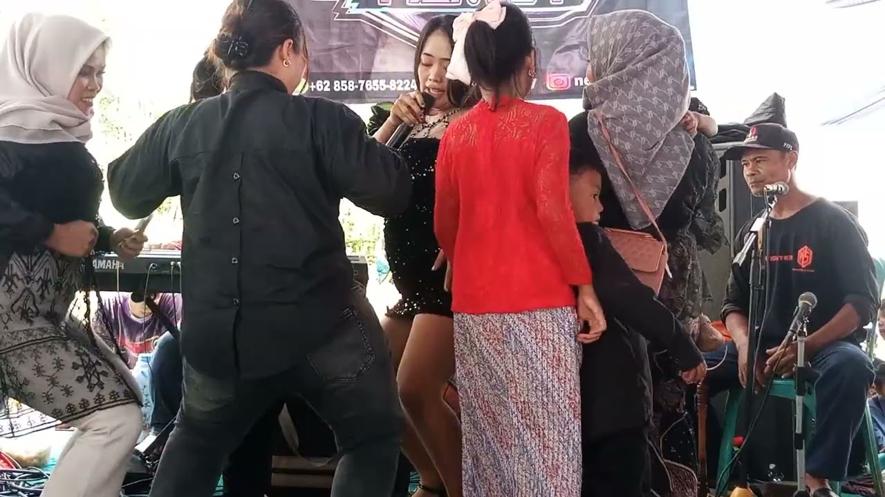 Goyangan viral goncang panggung dangdut hiburan