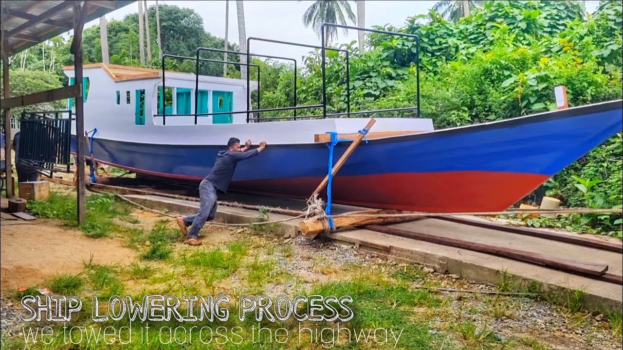 Peluncuran perahu kayu dengan cara di tarik melintasi jalan raya