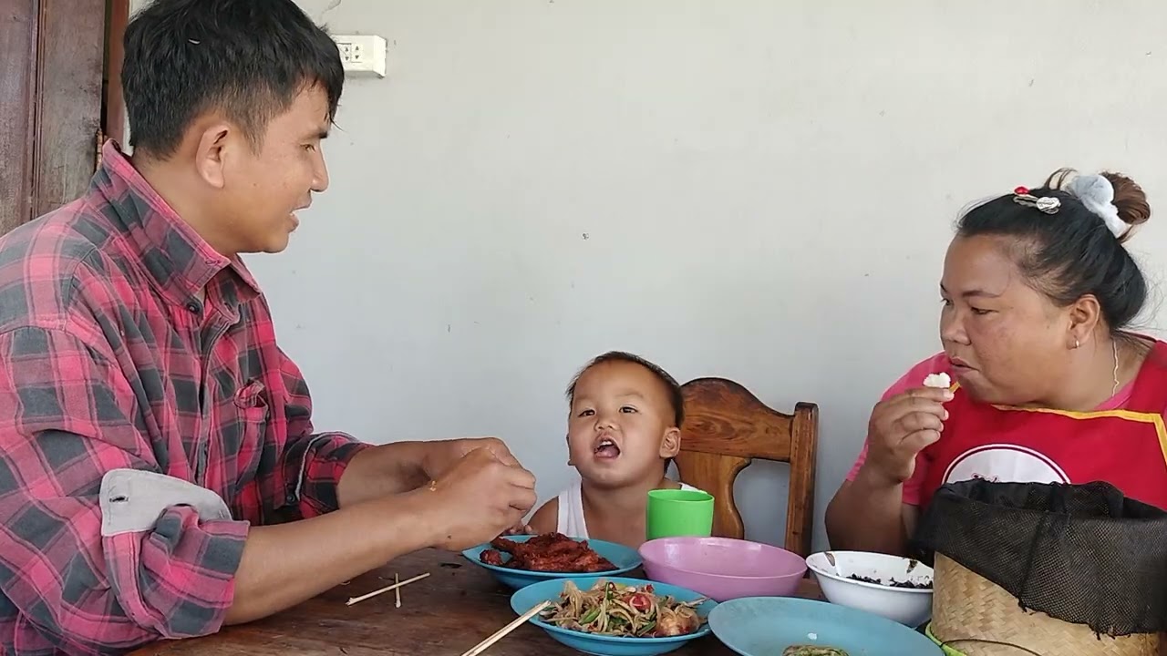 #มากินข้าวกับตำบักหุ่งทอดหมูแซ่บๆกับพ่อแม่ลูกจ้า