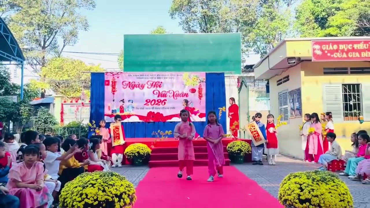 Lớp 3/2 biểu diễn thời trang
