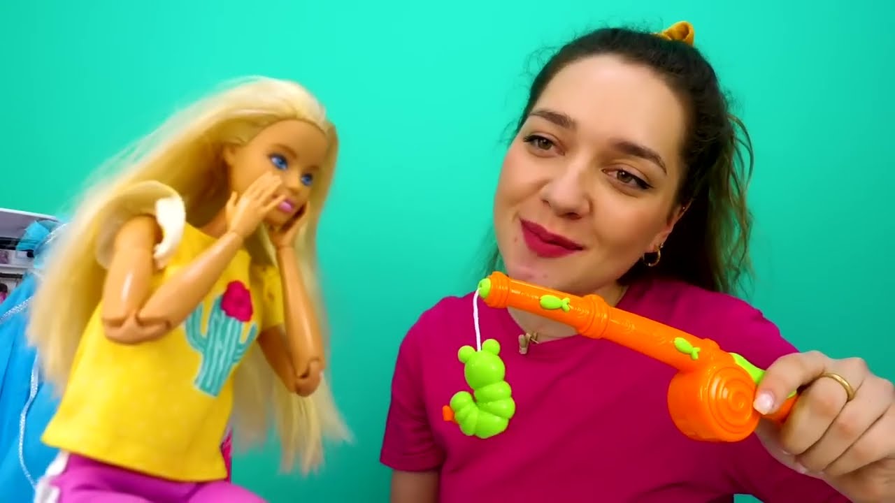 Jeux avec la poupée Barbie. Vidéos pour filles. Transformation en sirène et d'autres aventures.