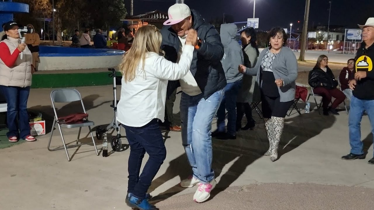 La Tía Cheva y Armando Bailando Las Arañas con Grupo 2-3 