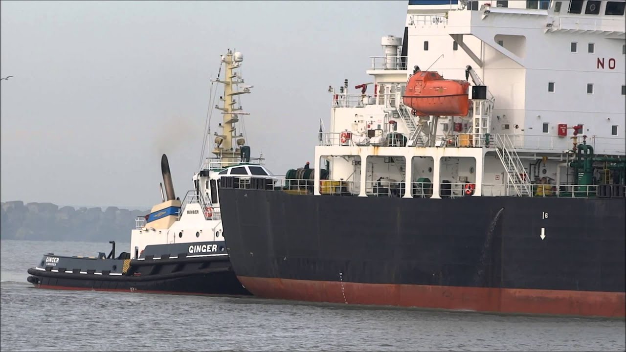 Sleepboot Ginger helpt een vrachtschip de haven van IJmuiden in te varen | 2014 | The Netherlands.