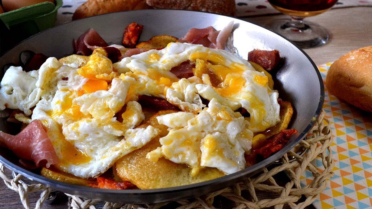 Huevos estrellados con jamón y chorizo, receta fácil y deliciosa