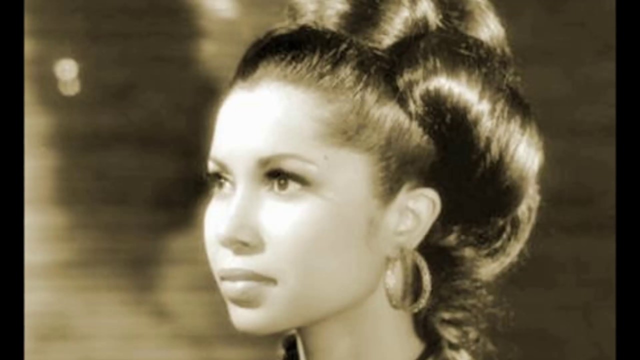 Noura - Thghedred-iyi  ⵏⵓⵔⴰ  -  ⵜⵖⴷⵔⴻⴷ ⵉⵢⵉ