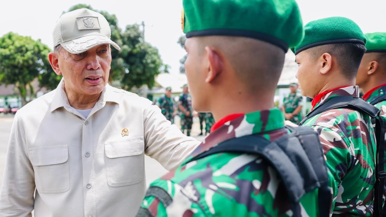 Menteri Pertahanan Sjafrie Sjamsoeddin  mengunjungi Rindam I/Bukit Barisan