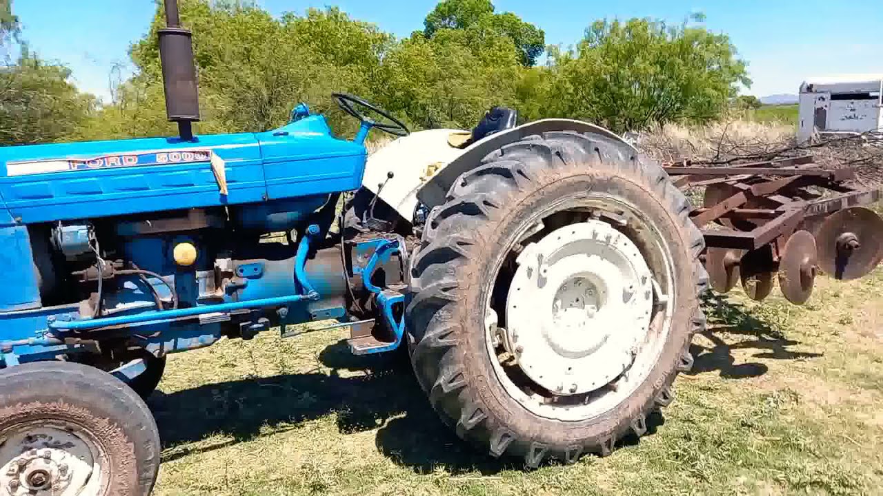 Rastreando La Tierra Con Un Tractor Ford 5000 y Una Rastra De Levante Agricola.