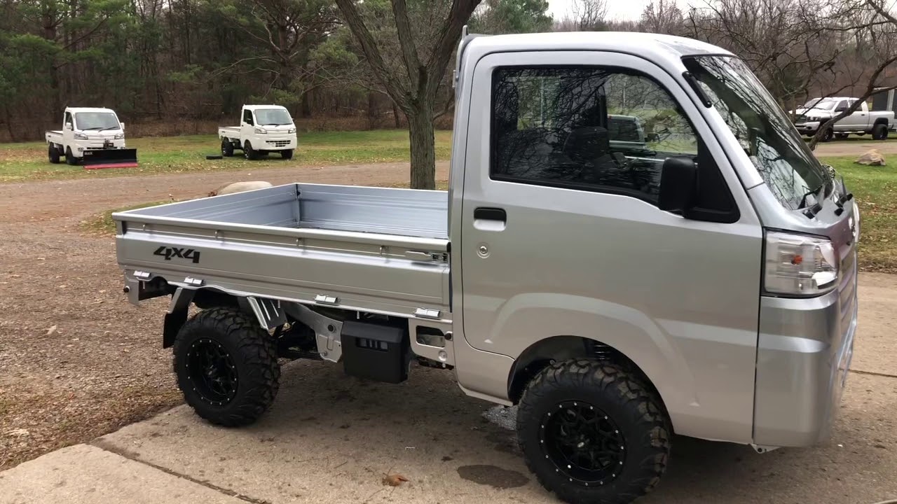 Расположение двигателя мини-грузовика Daihatsu Hijet, доступ для обслуживания.