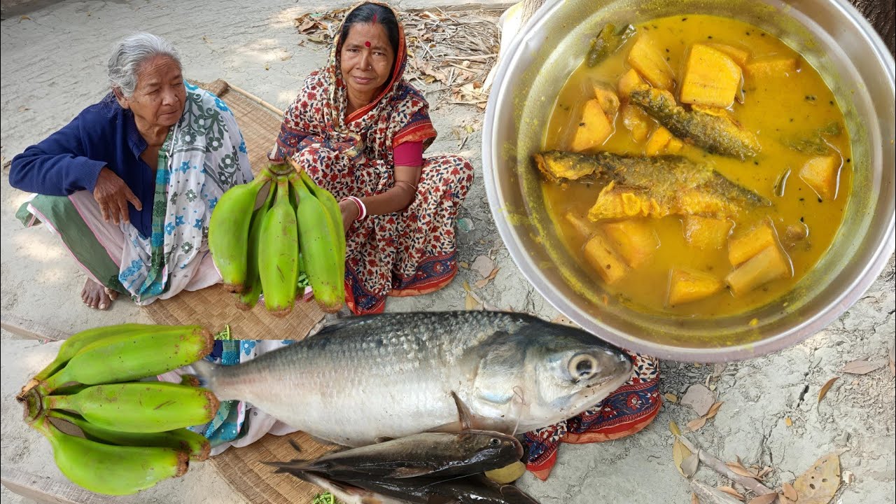 মায়ের জ্বর হয়েছে,এইজন্য বাজার থেকে বড়ো ট্যাংরা মাছ এনে কাঁচকলা দিয়ে পাতলা জিরা ঝোল করলাম।