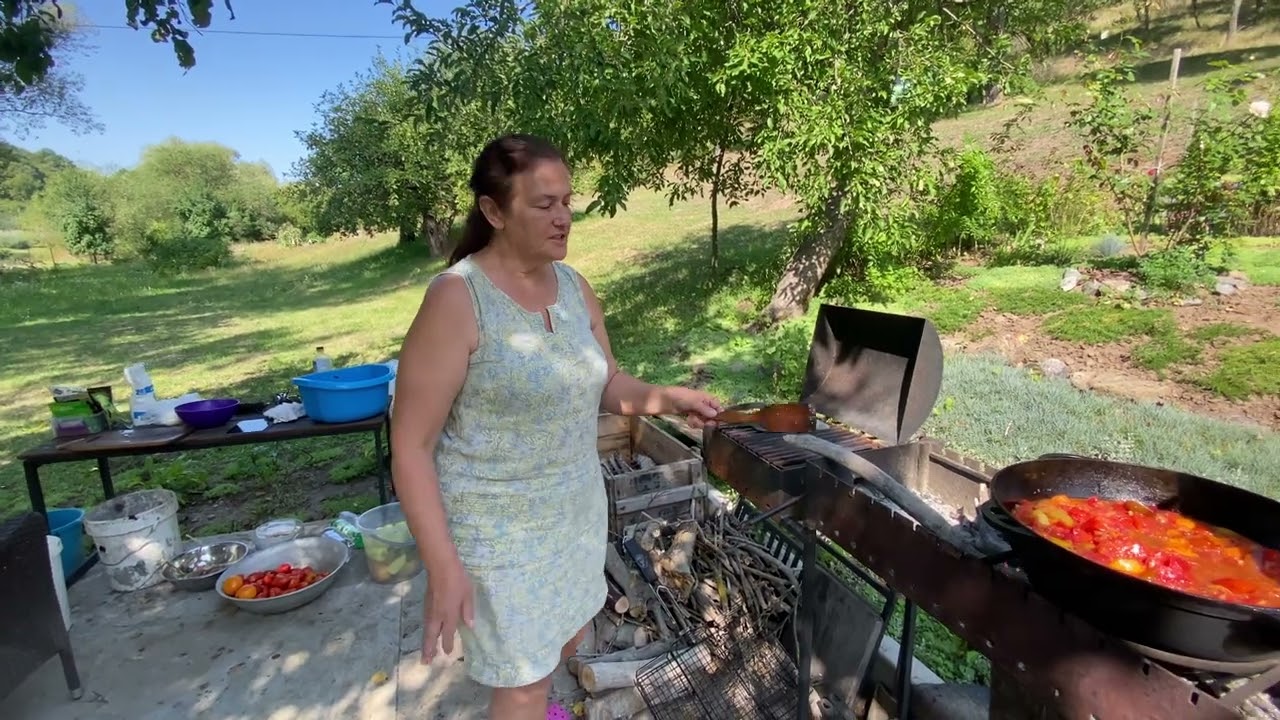 Віта готує кетчуп на мангалі в казані, а також фарширований перець теж в казані. Смакота!