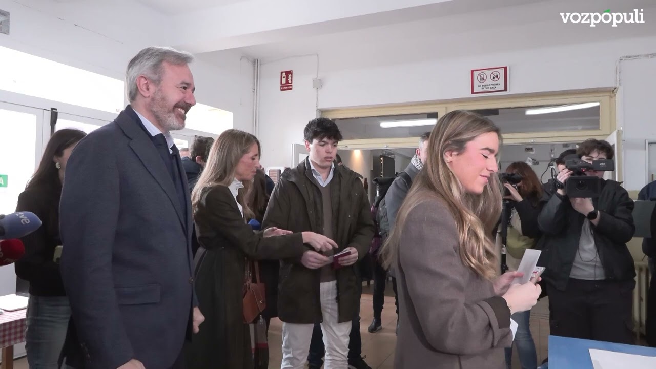 Jorge Azcón (PP) ejerce su derecho al voto en las elecciones de Aragón