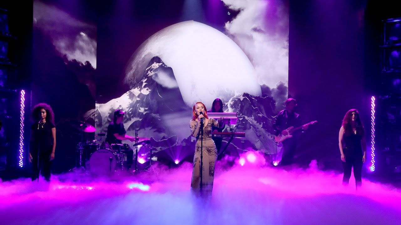 Zara Larsson Performs ‘Invisible’