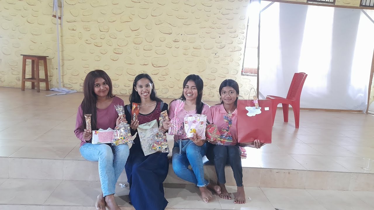 Unboxing Kado Valentine bersama teman2 Pembina Sekami 
