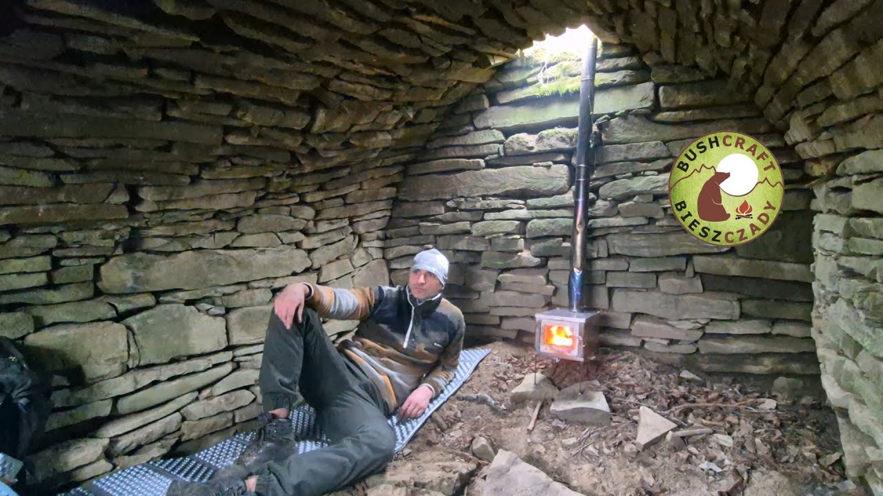 Bieszczady-noc i biwak w zarośniętej piwnicy przedwojennej w lesie.
