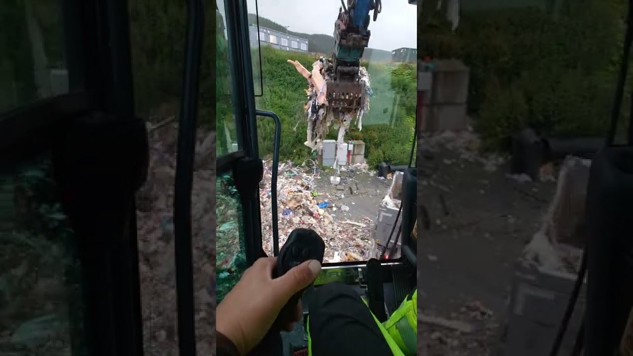 Loading a teuton z55 shredder with a Fuchs 335 MHL
