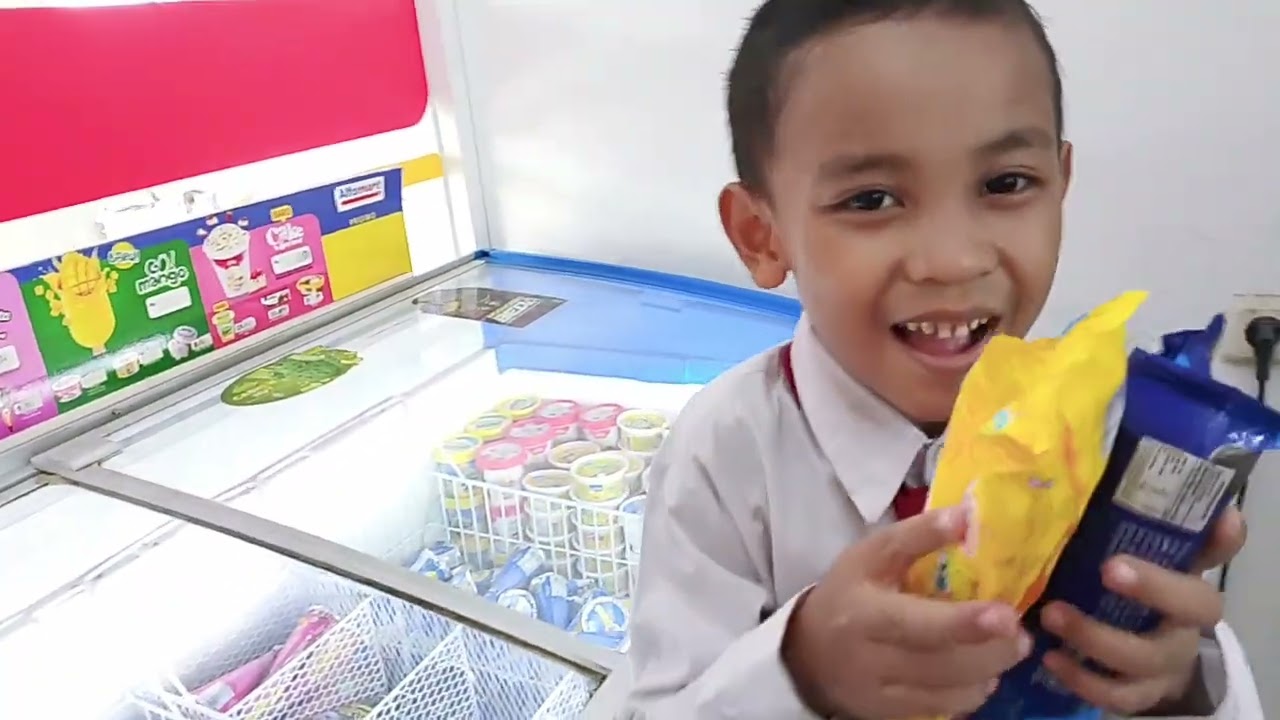 Fardhan pulang sekolah jajan es krim 🤩